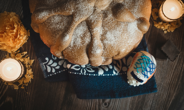 Pan de muerto y chocolate